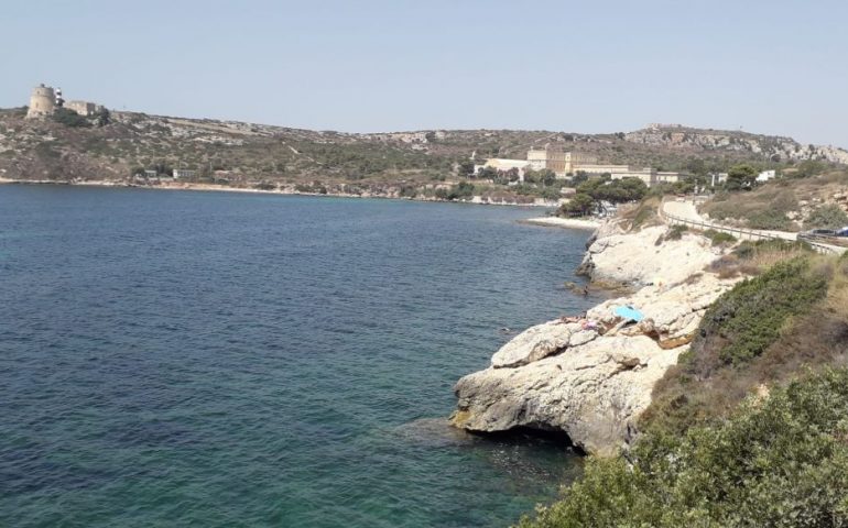 Su rocce e scogli abbronzarsi in solitudine: tra Calamosca e Cala Fighera una bella alternativa alle spiagge