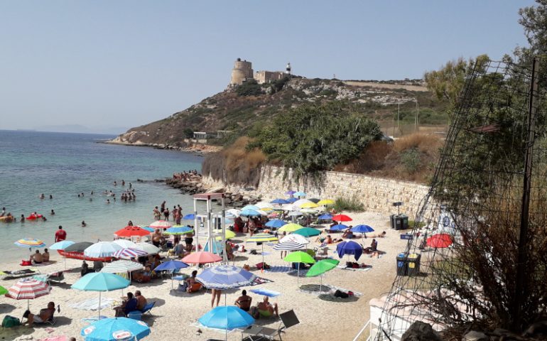 Mare cristallino e tanti ombrelloni: Calamosca vince anche a Ferragosto