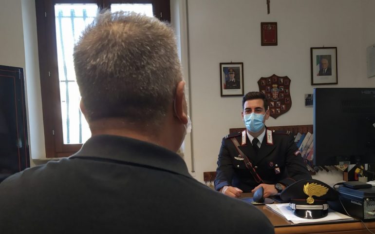 Sardegna, si presenta in caserma dei Carabinieri con un’arma in tasca: 61enne denunciato