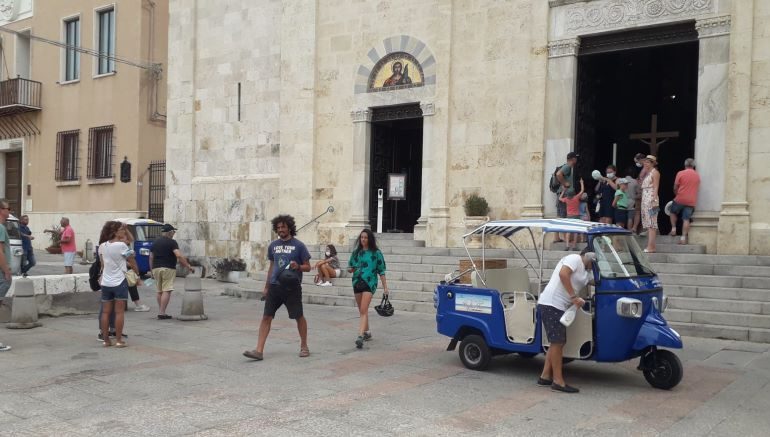 Cagliari, i vigili multano le auto degli sposi in sosta nel piazzale della Cattedrale