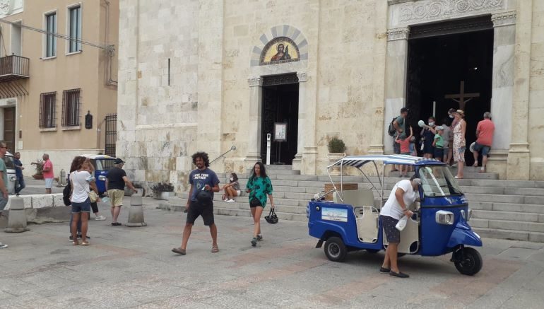 Turisti in Castello, l’amore infinito per la Cattedrale: nel cuore di Cagliari quel gioiello che da sempre piace a tutti