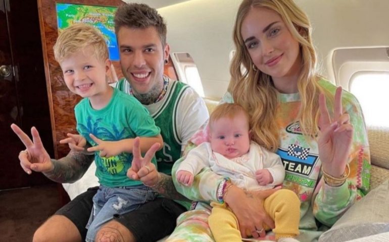 Fedez e Chiara Ferragni in vacanza in Sardegna: come lo scorso anno hanno scelto l’Isola