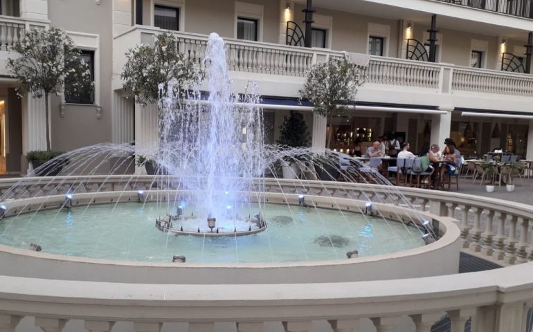 La bella fontana di Palazzo Doglio, oggi luogo ideale per uscite estive e aperitivi all’aperto