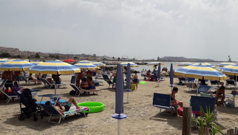 Giorgino intramontabile, tutti nella spiaggia dei cagliaritani: come nelle estati di un tempo