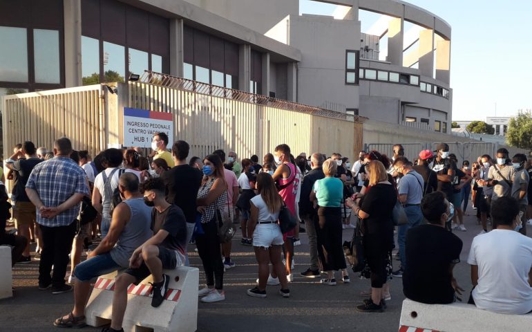 Open night al via a Cagliari, fila chilometrica di giovani alla Fiera: vaccini fino a mezzanotte