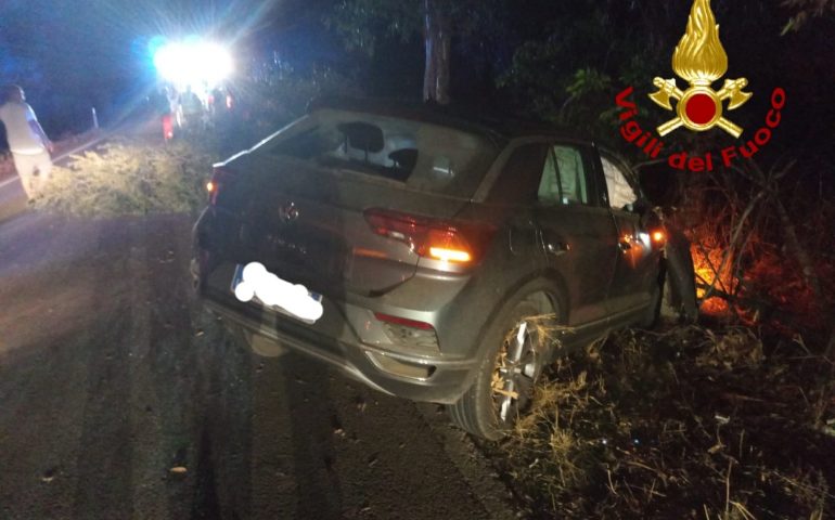 Incidente all’alba: auto esce di strada e si schianta contro un albero, ferito il conducente