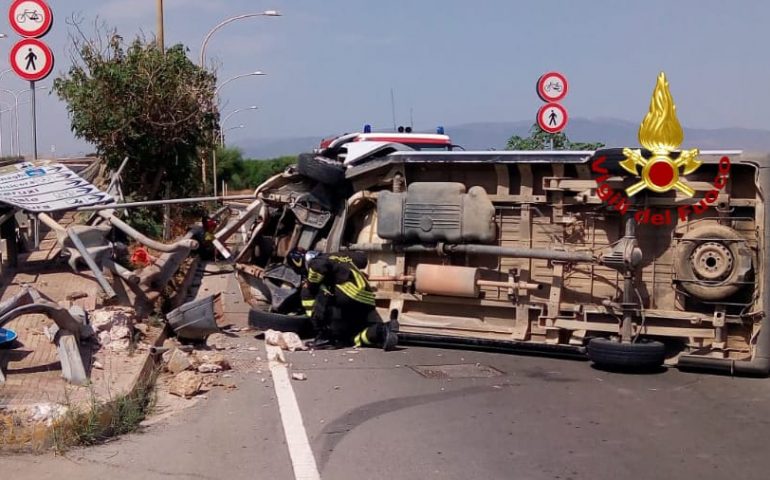 Cagliari, brutto incidente sull’Asse Mediano: furgone contro barriera spartitraffico
