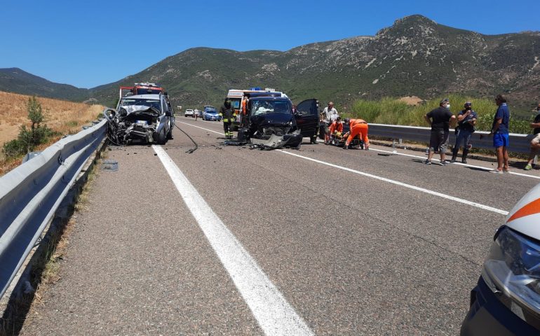 Spaventoso incidente a Solanas: scontro fra due auto, ci sono feriti. Lunghe code sulla 125