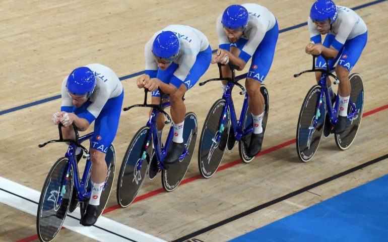 Olimpiadi, l’Italia vince l’oro su pista-inseguimento a squadre. Stratosferico Ganna