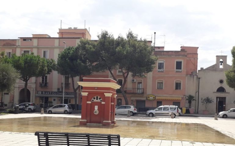 A Cagliari San Bartolomeo, fra parte vecchia e nuova del rione: per tutti l’inconfondibile piazza con la fontana