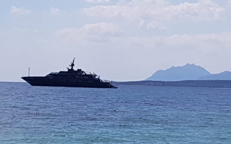 (FOTO) Sardegna, il lussuoso yacht di Giorgio Armani davanti alla costa ogliastrina