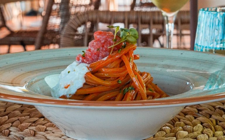 Tagoo Beach Club, un viaggio gastronomico vista mare: al Poetto dal pescato di qualità alla pizza gourmet napoletana
