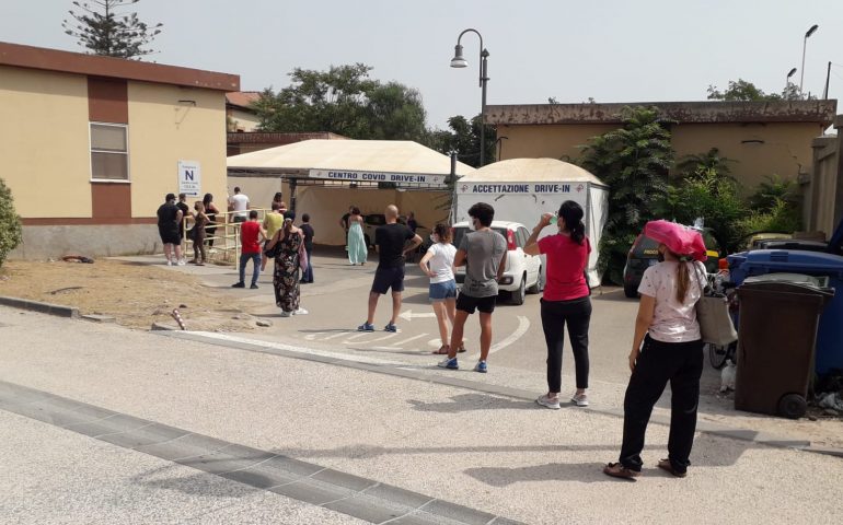 (FOTO) Cittadella della Salute, tanto caldo a Cagliari ma oggi fila più breve per il tampone
