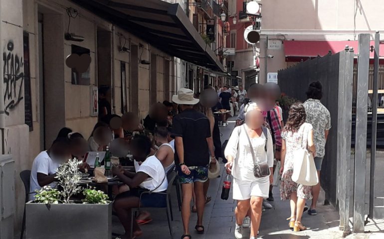 Passeggiate di turisti e tavolate all’aperto: a Cagliari ecco il pranzo di Ferragosto