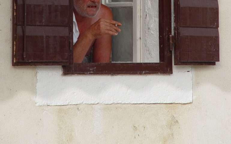 Cagliari, famiglia filmata, registrata e spiata dall’anziano vicino: 75enne denunciato