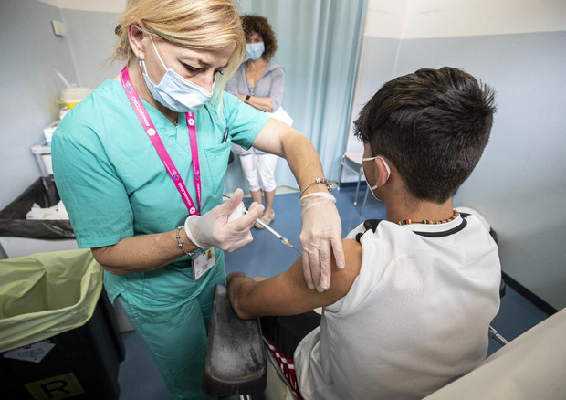 Vaccinazione in Sardegna, via alla terza dose “booster” per gli over 12