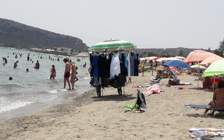 Granitari, ambulanti e bibitari: l’estate di fatica dei lavoratori del Poetto