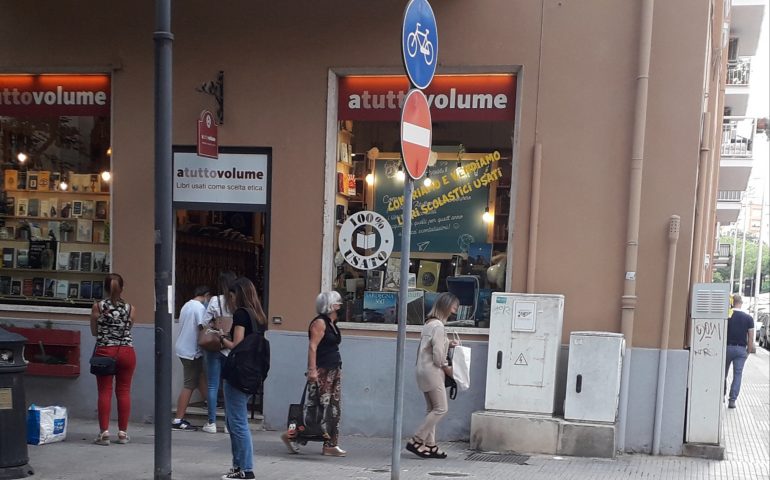 Scuola, a Cagliari già iniziata la caccia ai testi: tra acquisti online e poche code in libreria