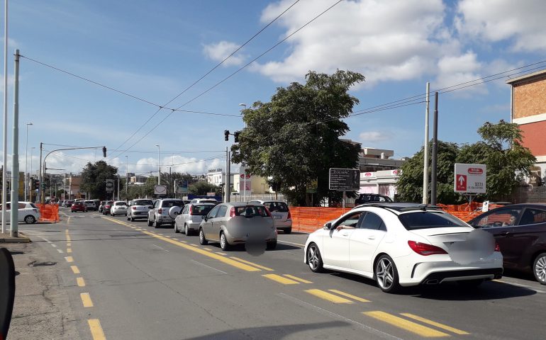 (FOTO) Cagliari, lavori in corso in viale Marconi: traffico rallentato e code nell’ora di punta