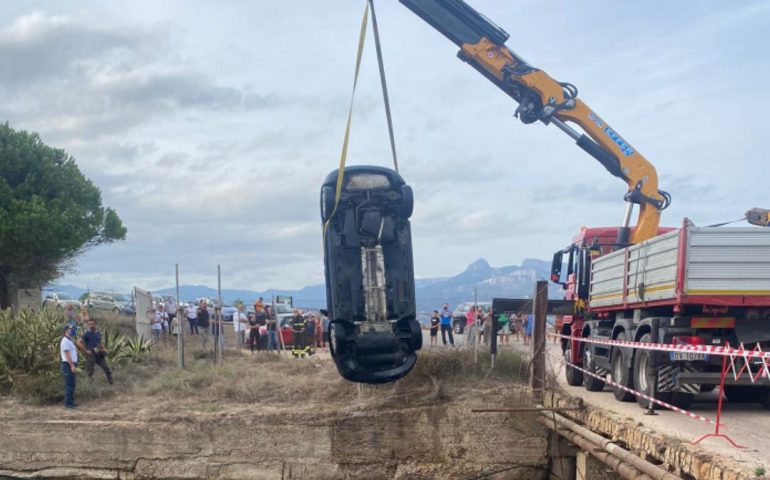 Sardegna, auto precipita in un canale: una donna ferita