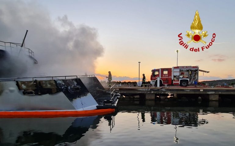Sardegna, imbarcazione in fiamme nel porto: intervengono i Vigili del Fuoco