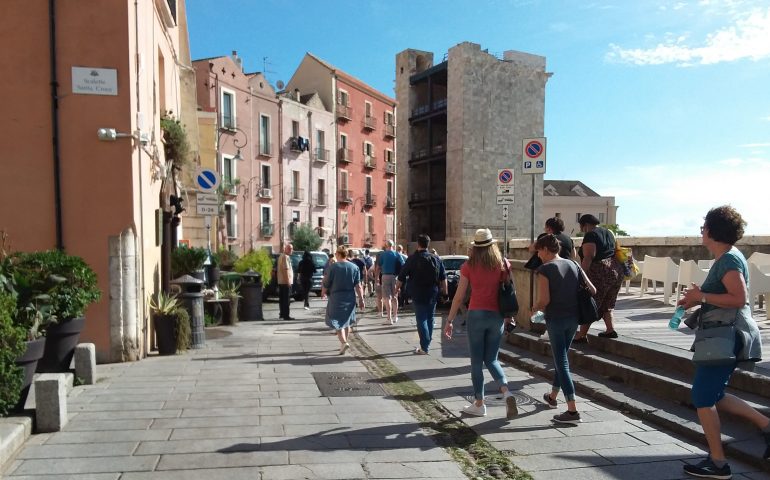 Cagliari dopo la pioggia, sole e caldo fanno capolino sulla città: turisti affollano le vie del centro