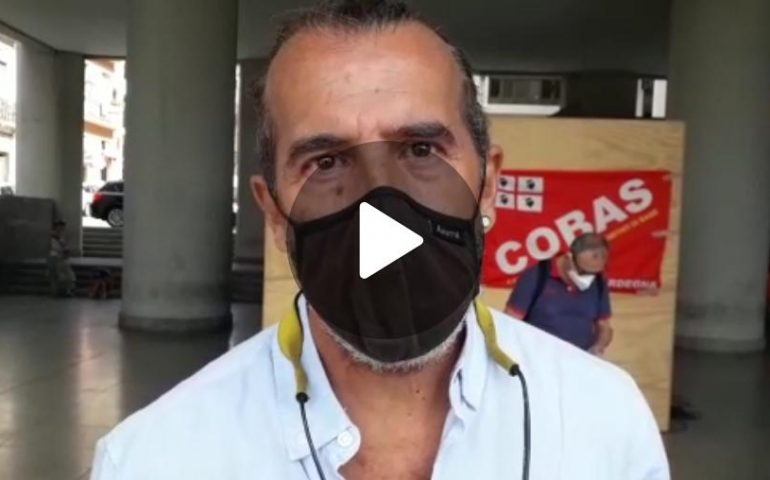 (VIDEO) Aule sovraffollate e poco personale: scuola sarda in protesta sotto il palazzo regionale