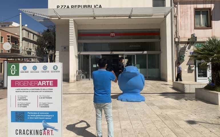 (FOTO) Cagliari: tutti pazzi per la “cracking art”, le statue di plastica riciclata a forma di animali