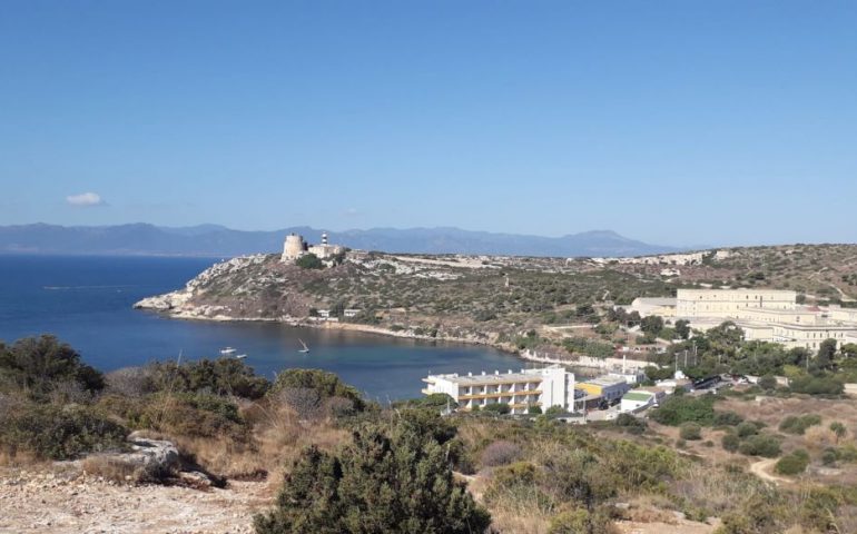 Vista sul faro di Sant’Elia, meta dei romantici: dalla torre di Calamosca panorami mozzafiato