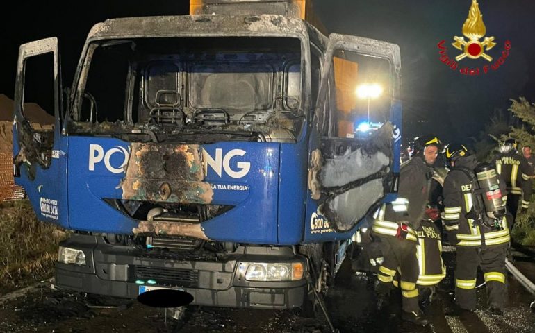 Sardegna, autocarro in fiamme sulla Statale 125: intervengono i Vigili del Fuoco