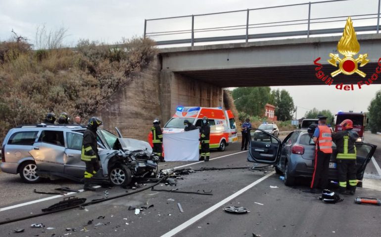 Violento scontro frontale fra due auto: due persone ferite trasportate all’ospedale