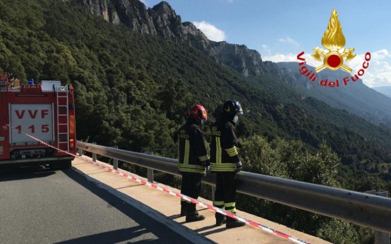 Tragedia sulla 125: moto contro il guard rail, la passeggera precipita in un dirupo e muore sul colpo