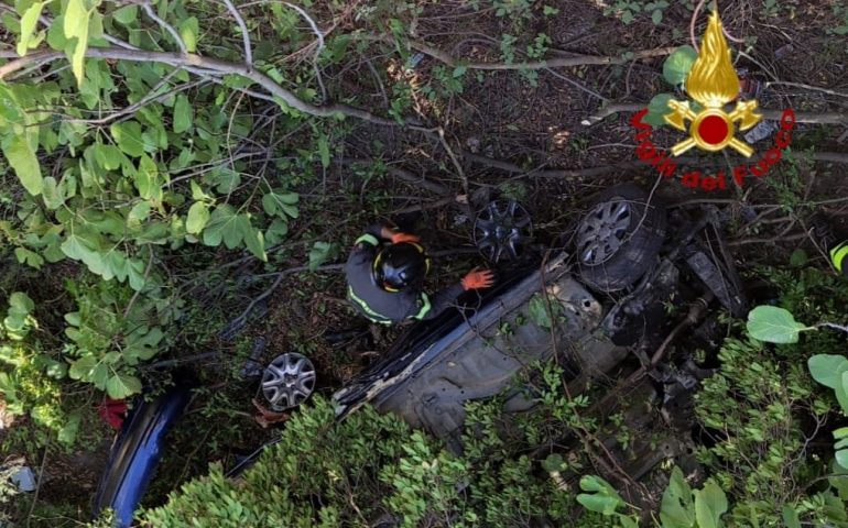 Sardegna, pauroso incidente: auto esce fuori strada e precipita in una scarpata di 20 metri