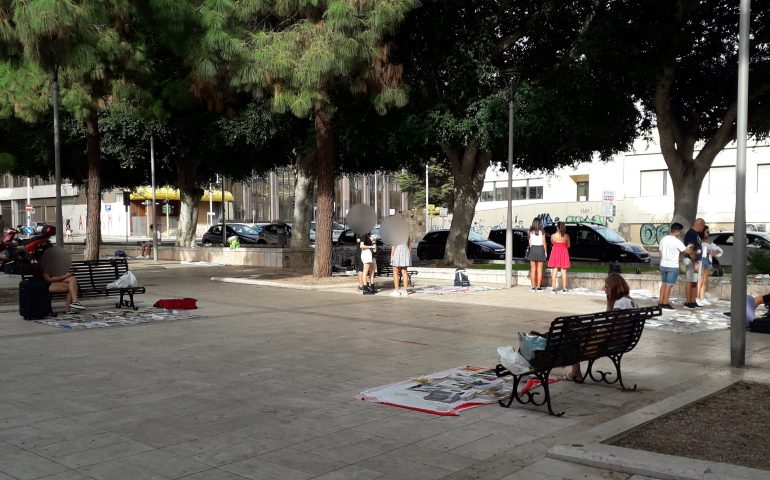 Sempre vivo a Cagliari il mercatino dei libri scolastici in piazza Giovanni XXIII: tanti a caccia di testi a buon prezzo