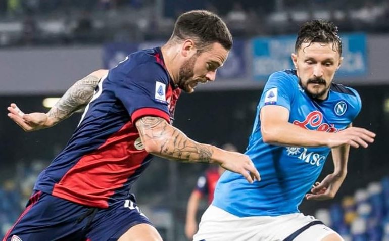 Cagliari inerme contro la capolista Napoli: non tira quasi mai in porta e perde 2-0