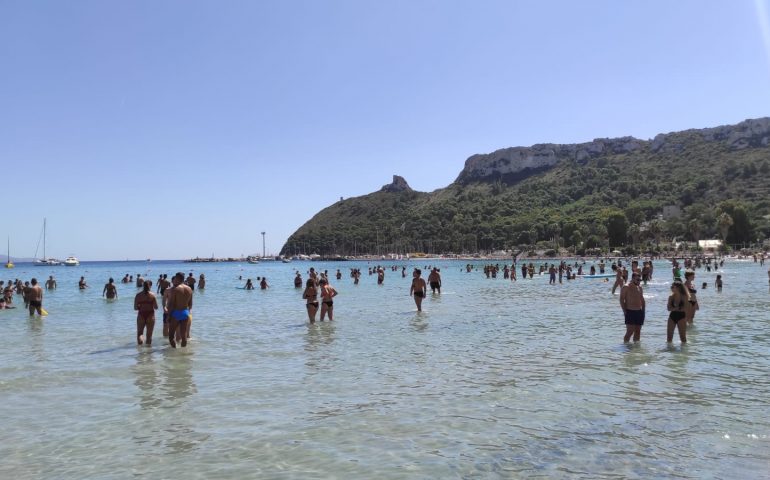 (FOTO) Cagliari, ultima domenica d’estate: un Poetto affollato baciato dal sole