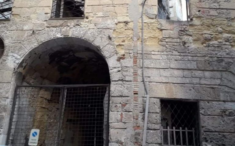 Lo Sapevate? A Cagliari un portico chiuso e dimenticato da tanti, abbandonato tra rifiuti e macerie