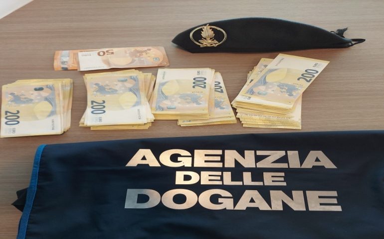 Sardegna, controlli aeroporto: scoperti 76mila euro non dichiarati