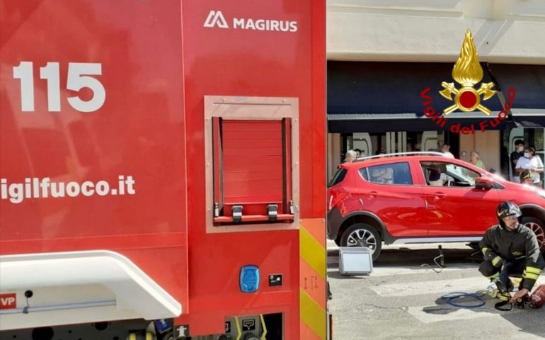 Quartu, donna investita resta incastrata sotto l’auto: i Vigili del fuoco la soccorrono