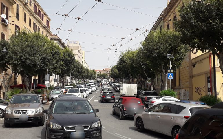 (FOTO) Manifestazione a Cagliari, traffico in tilt in centro: code d’auto lunghissime e caos