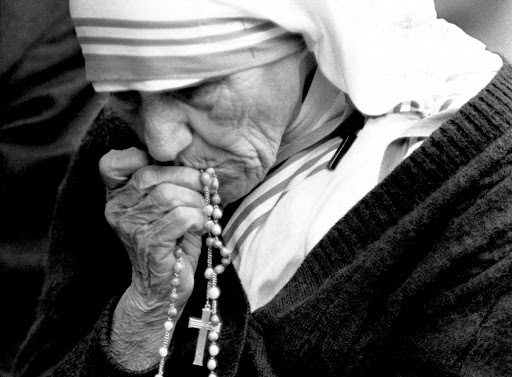 Accadde Oggi. 24 settembre 1986, Madre Teresa di Calcutta arriva in Sardegna: messaggi di carità e amore nell’Isola