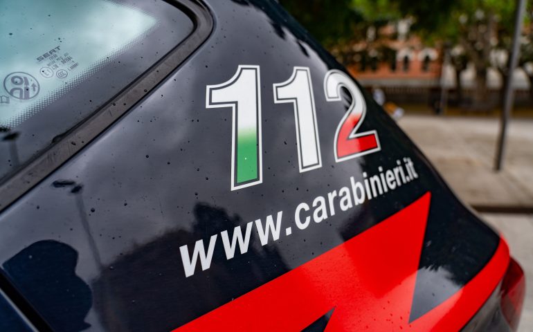 Incendia un’auto e, fermato dai carabinieri, ne aggredisce uno in preda alla rabbia: arrestato