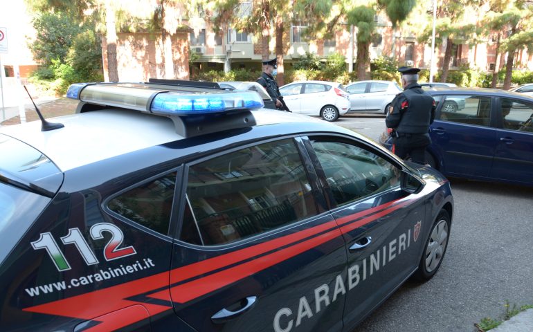 Dopo una colluttazione, ruba chiavi e cellulare al rivale in amore: 29enne denunciato a Cagliari