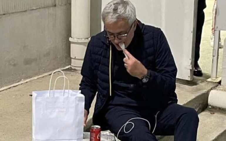 Mister Mourinho e la cena sugli scalini dopo la vittoria sul Cagliari