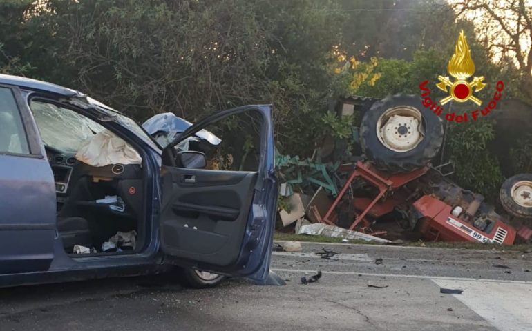 Serramanna, brutto scontro tra auto e trattore: due persone in ps
