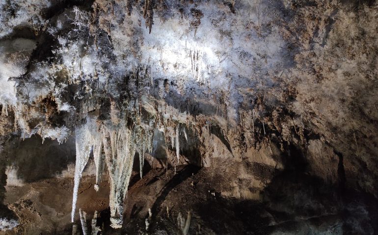 In Sardegna c’è una grotta unica al mondo: ha una sala piena di aragoniti eccentriche