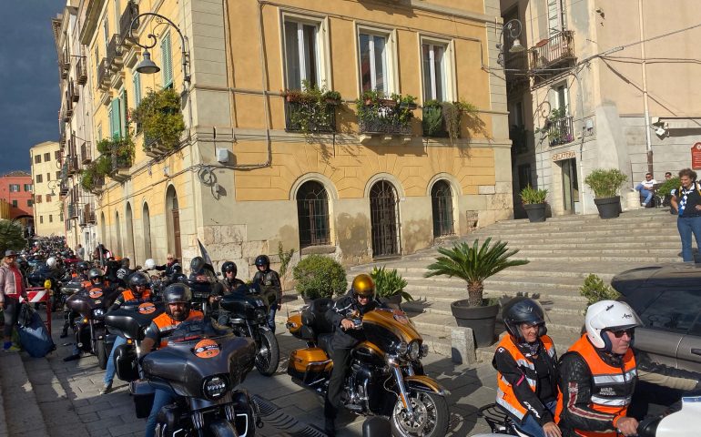 (FOTO) Cagliari, le vie di Castello “invase” pacificamente da decine di Harley Davidson