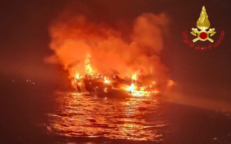 Paura in mare: barca di 24 metri prende fuoco, 4 persone salvate dai Vigili del fuoco