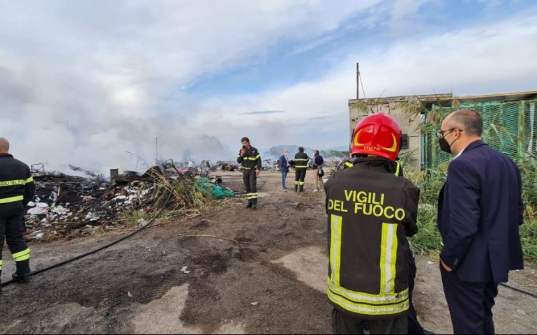 Incendio a baraccopoli, il sindaco Truzzu: “Assicureremo alla giustizia i 4 scemi, la pacchia è finita”