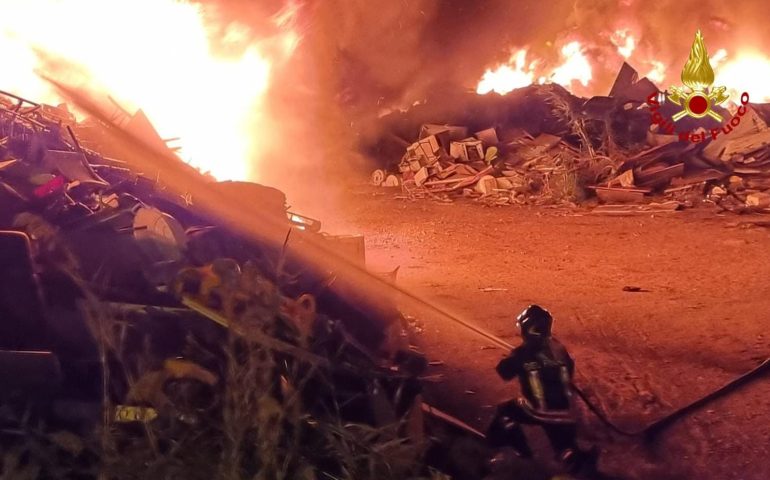 (VIDEO) Cagliari, incendio doloso in via San Paolo: fiamme nel campo rom appena sgomberato